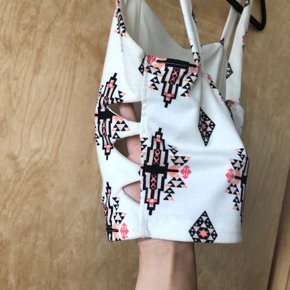 Aztec crop, with cut outs on the side - Picture 4 of 4